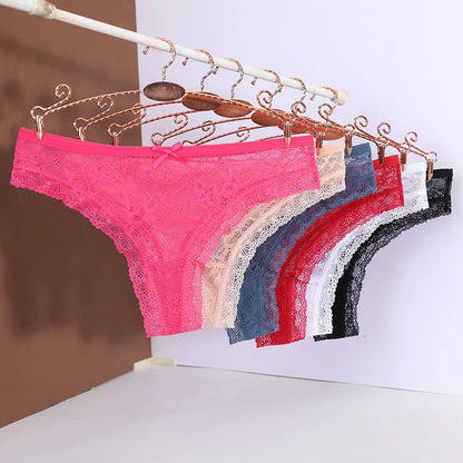 Koronkowe stringi z kokardką