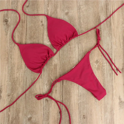 Bikini trójkątne wiązane ze stringami