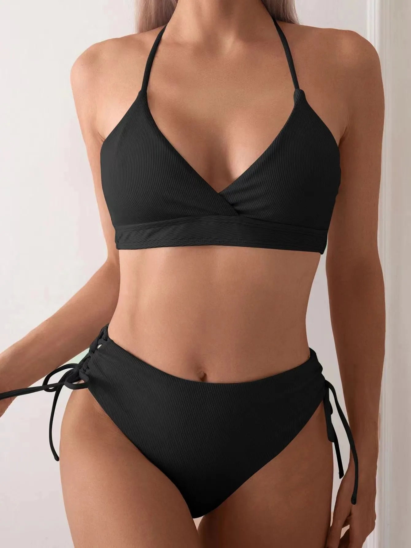 Dwuczęściowe bikini ze sznurowaniem i dekoltem V