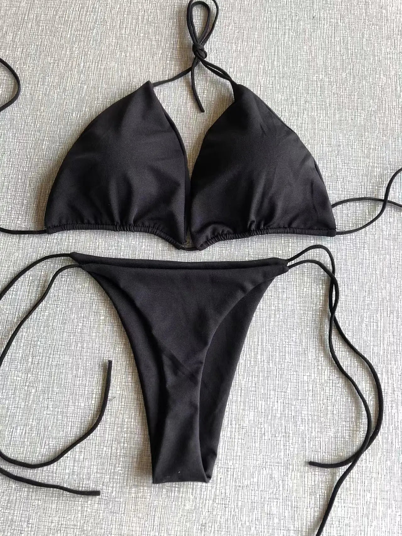 Bikini trójkątne wiązane ze stringami