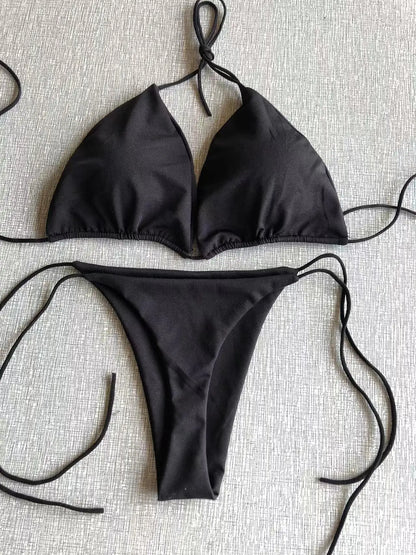 Bikini trójkątne wiązane ze stringami