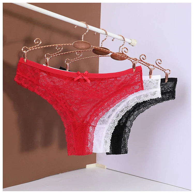 Koronkowe stringi z kokardką