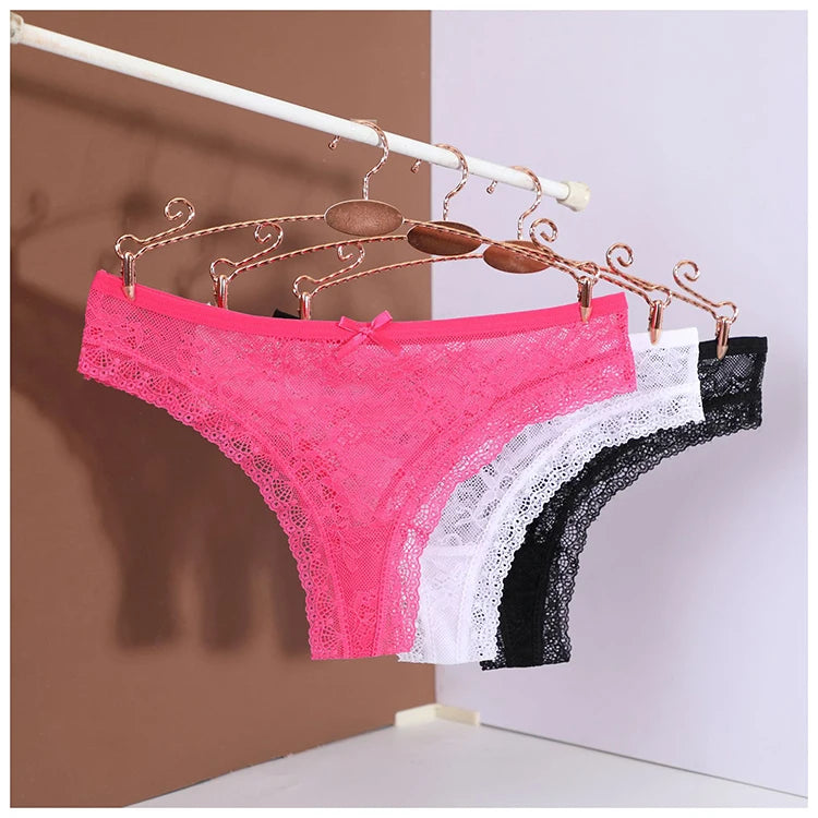 Koronkowe stringi z kokardką