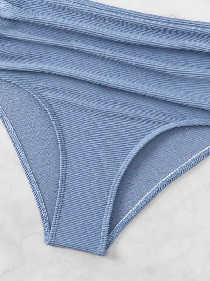 Dwuczęściowe bikini z wysokim stanem i skrzyżowanym topem