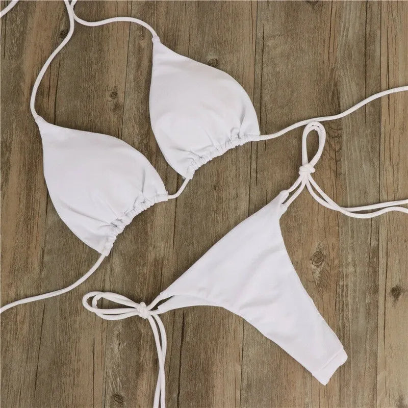 Bikini trójkątne wiązane ze stringami